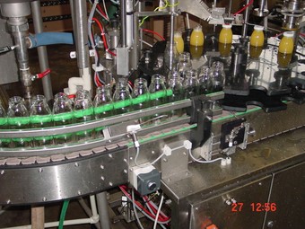 Pomocí plniček skleněných lahví naplníte až 3000 lahví za hodinu